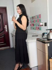 学府地铁A口附近妞妞