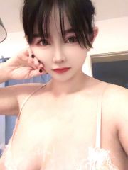 坚挺巨乳骚货尤物