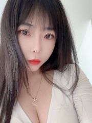 丰满粉嫩大胸妹