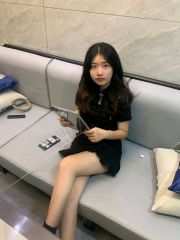 黑丝短裙萌妹