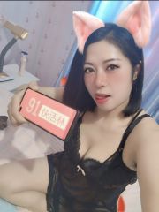 丝足大胸小媳妇